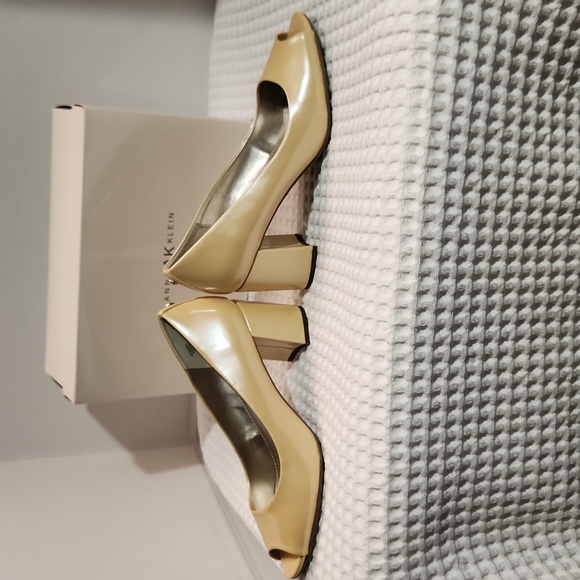 Anne Klein Pale Yellow Patent Leather Pumps - Picture 14 of 16